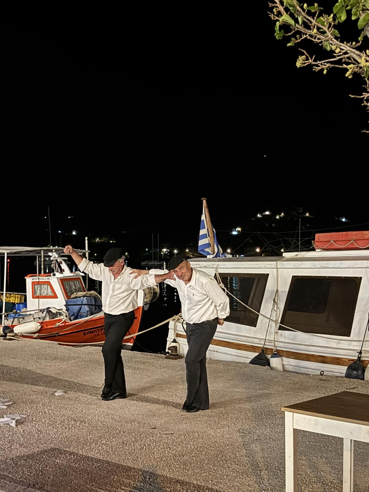 Apagio Family Taverna Poros